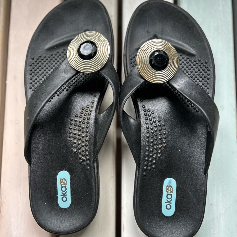 OKA B | Black Flip-Flop Sz M/L